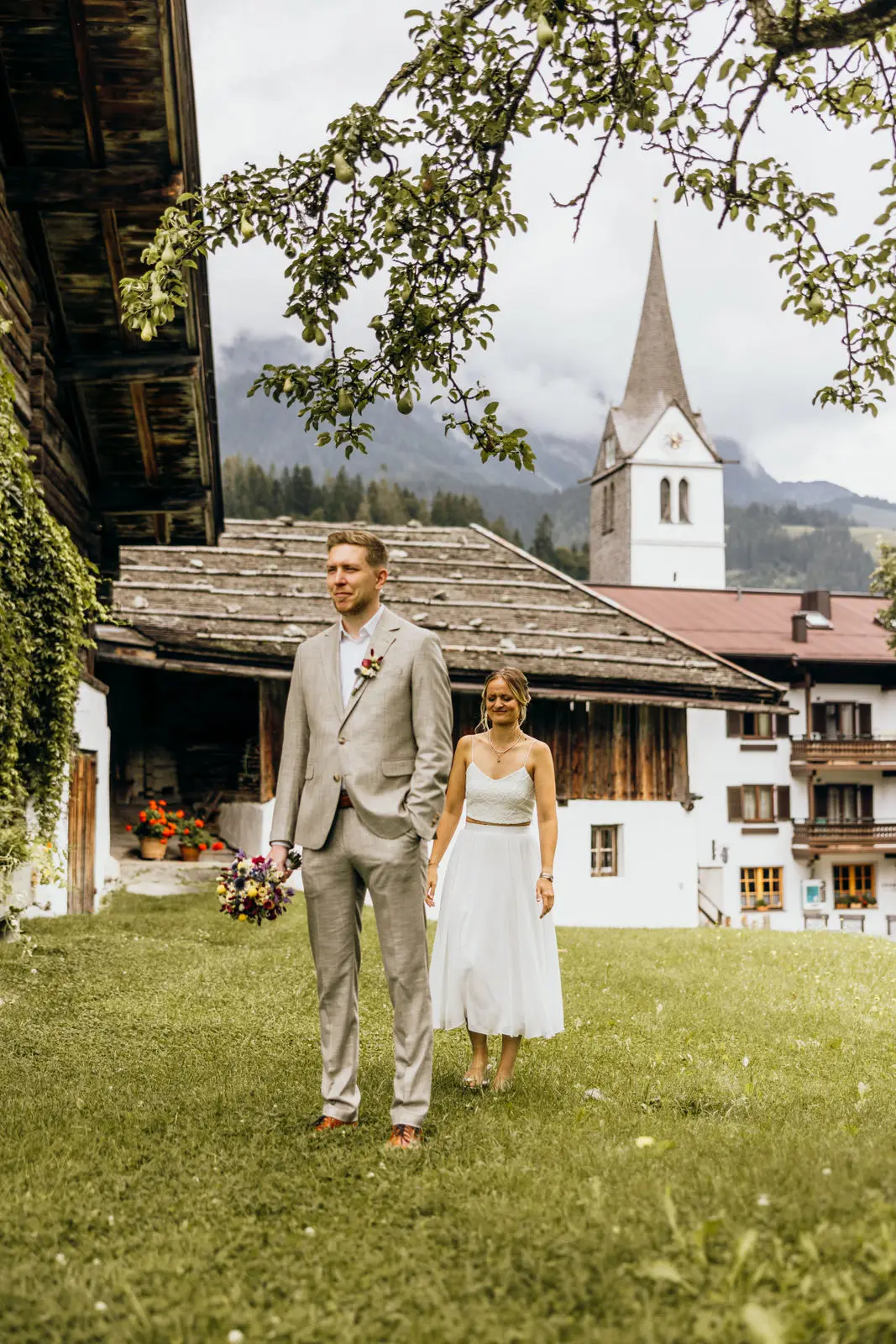 Ein First Look im Sommer in den Bergen. Im Hintergund sieht man ein kleines Bergdorf.