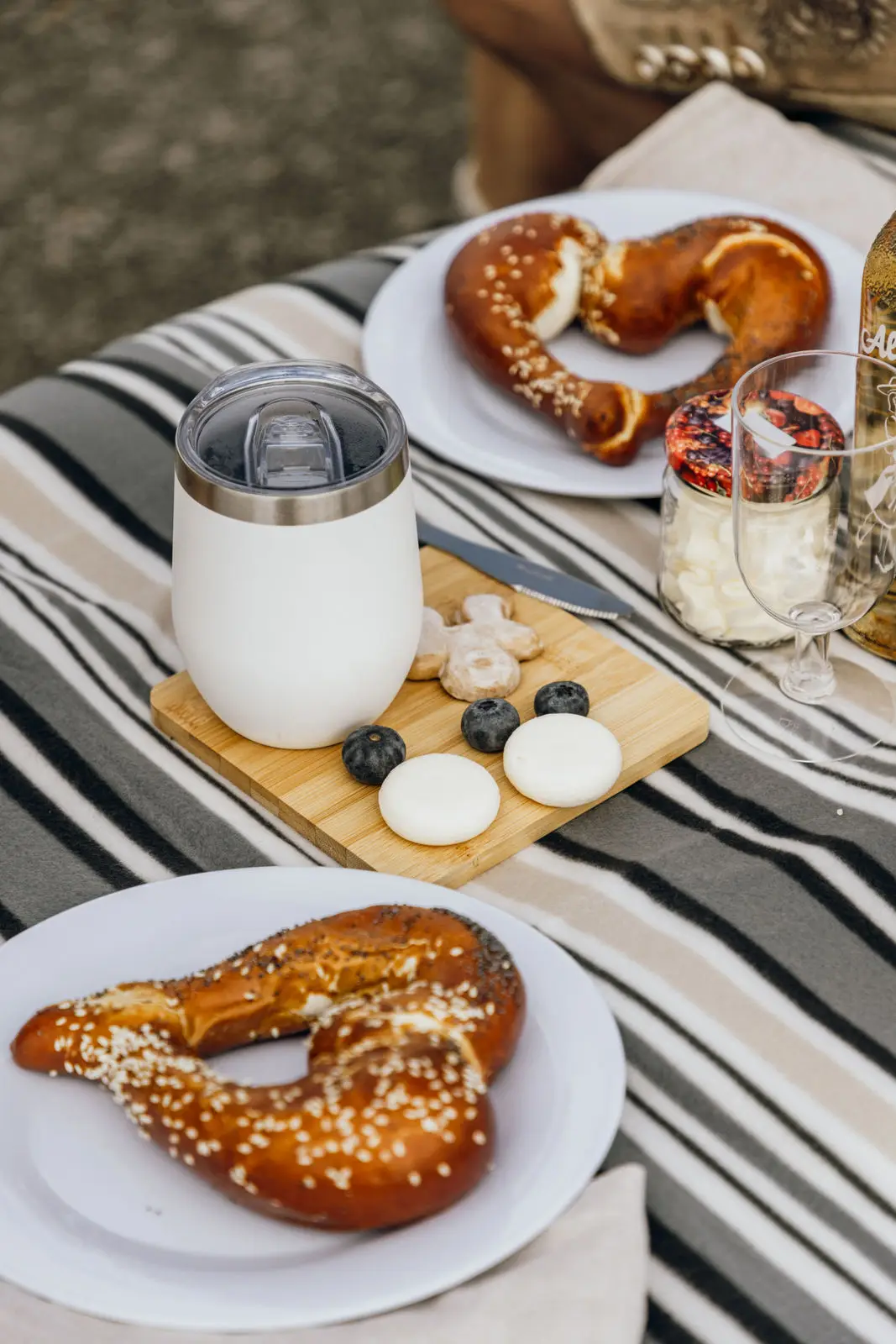 Das Picknick der Hochzeit zu zweit in den Bergen.