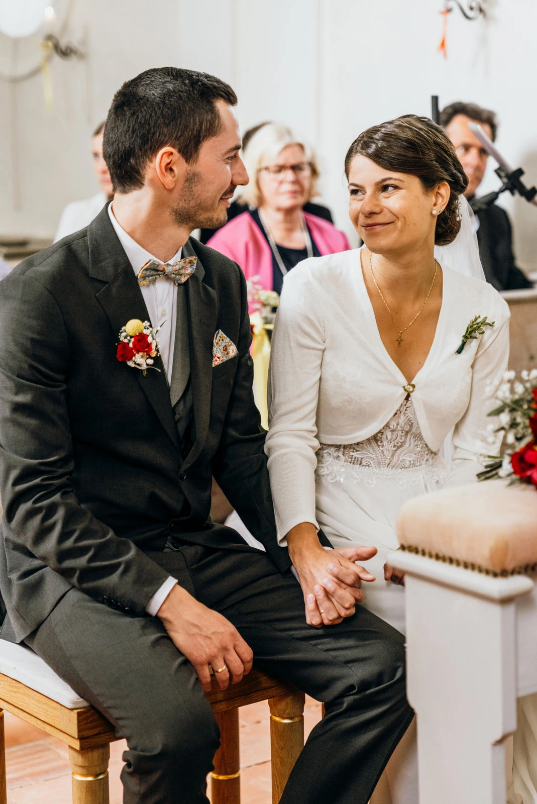 Ein Brautpaar während ihrer kleiner Hochzeit in einer abgelegenen Kapelle.
