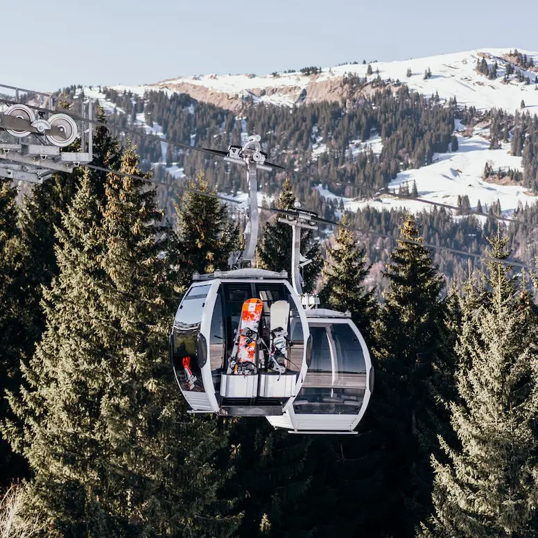 Mit der Gondel fährt das Brautpaar während der Winterhochzeit zu zweit in die Berge.