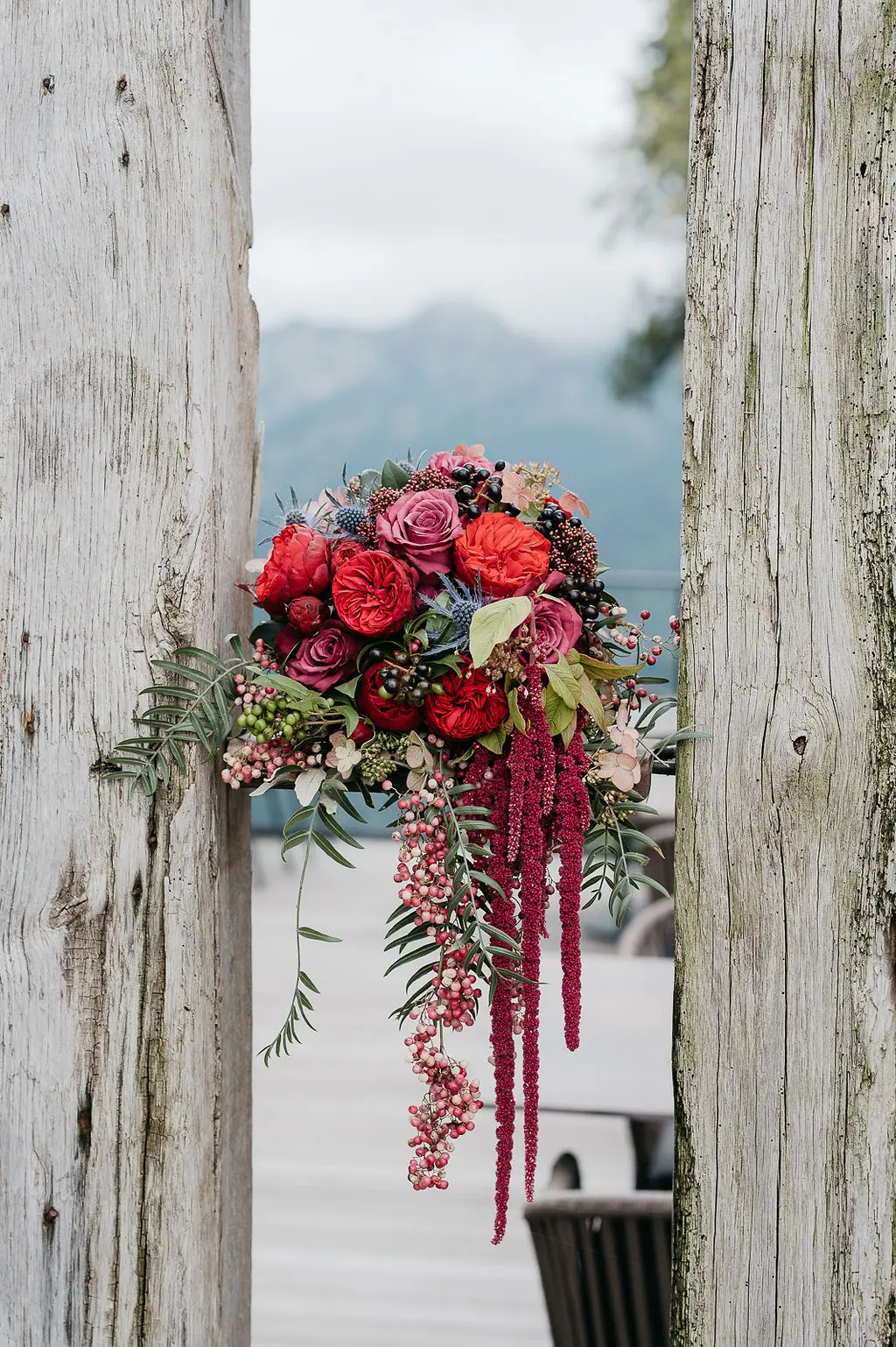 Ein außergewöhnlicher Brautstrauß für die kleine Hochzeit in kräftigen Beerentönen.