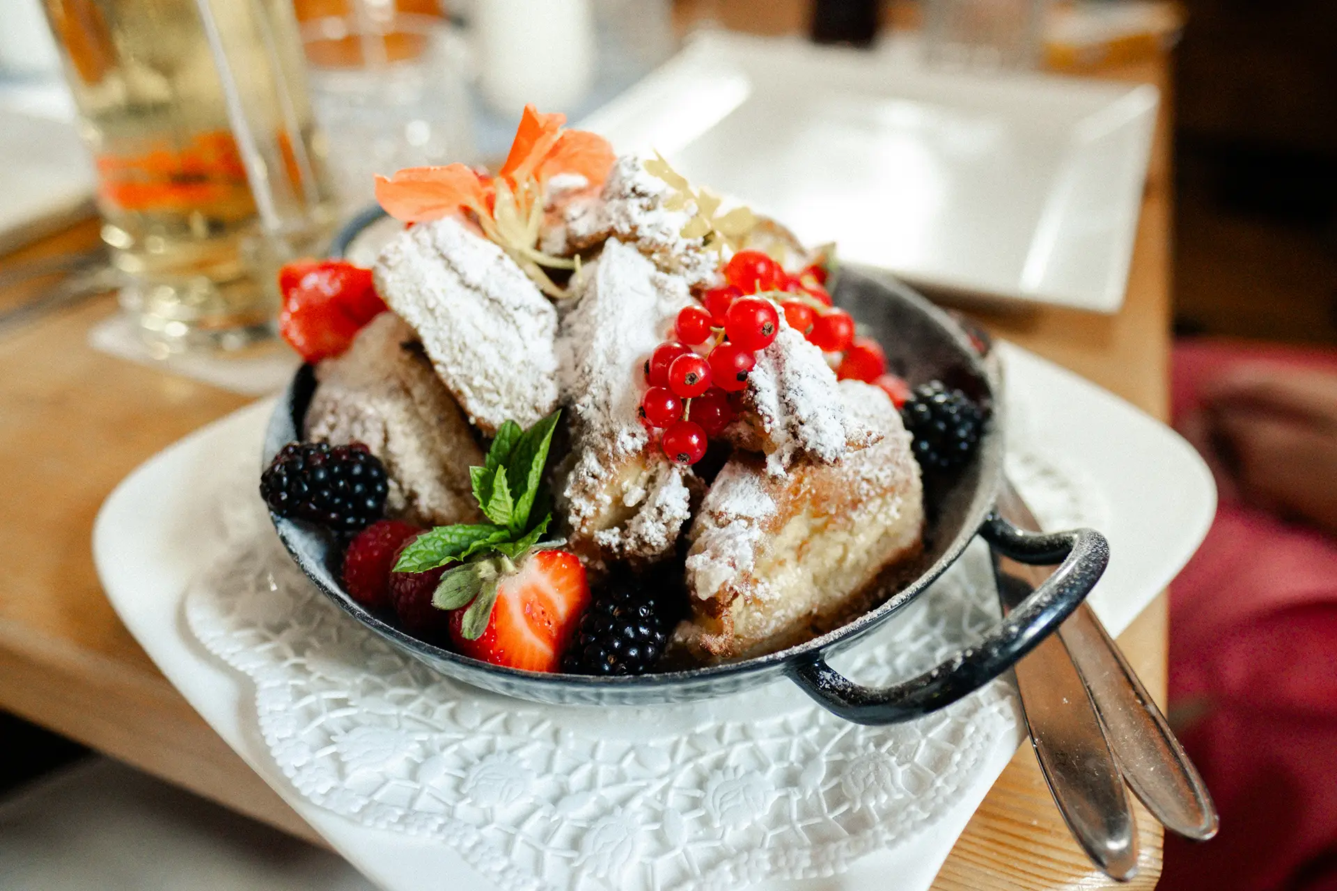 Statt Hochzeitstorte gibt es einen Kaiserschmarn bei der intimen Hochzeit in den Bergen.