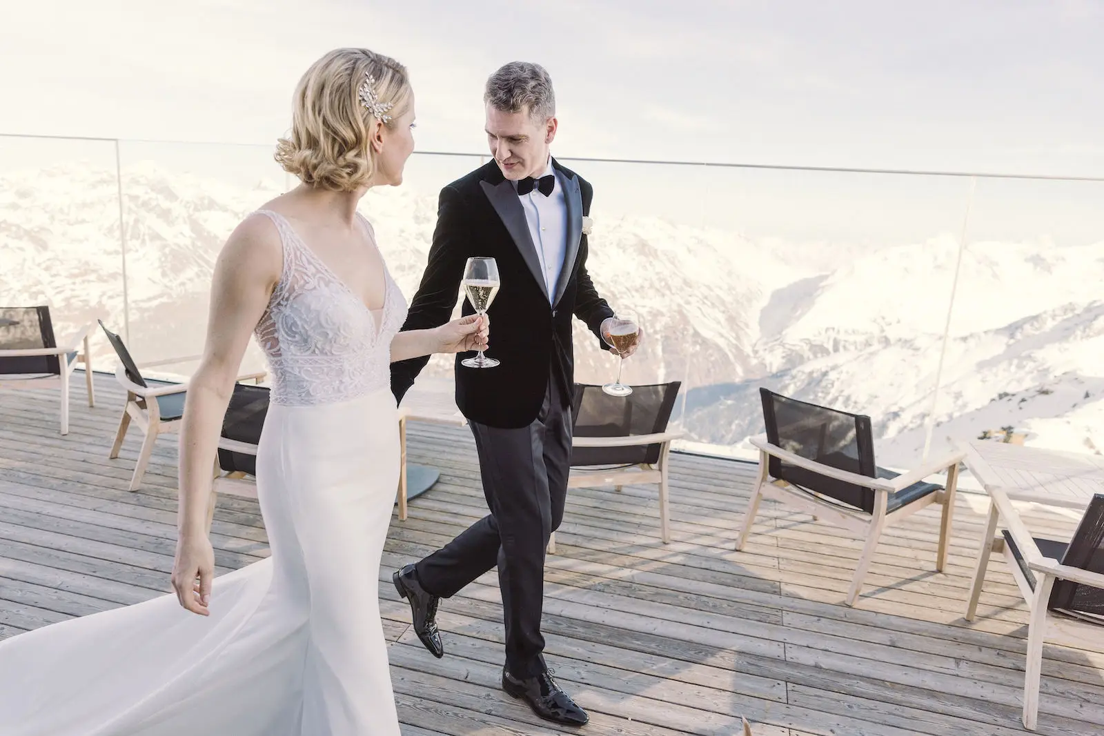 Hochzeitspaar vor atemberaubendem Bergpanorama – außergewöhnlich heiraten in den Bergen