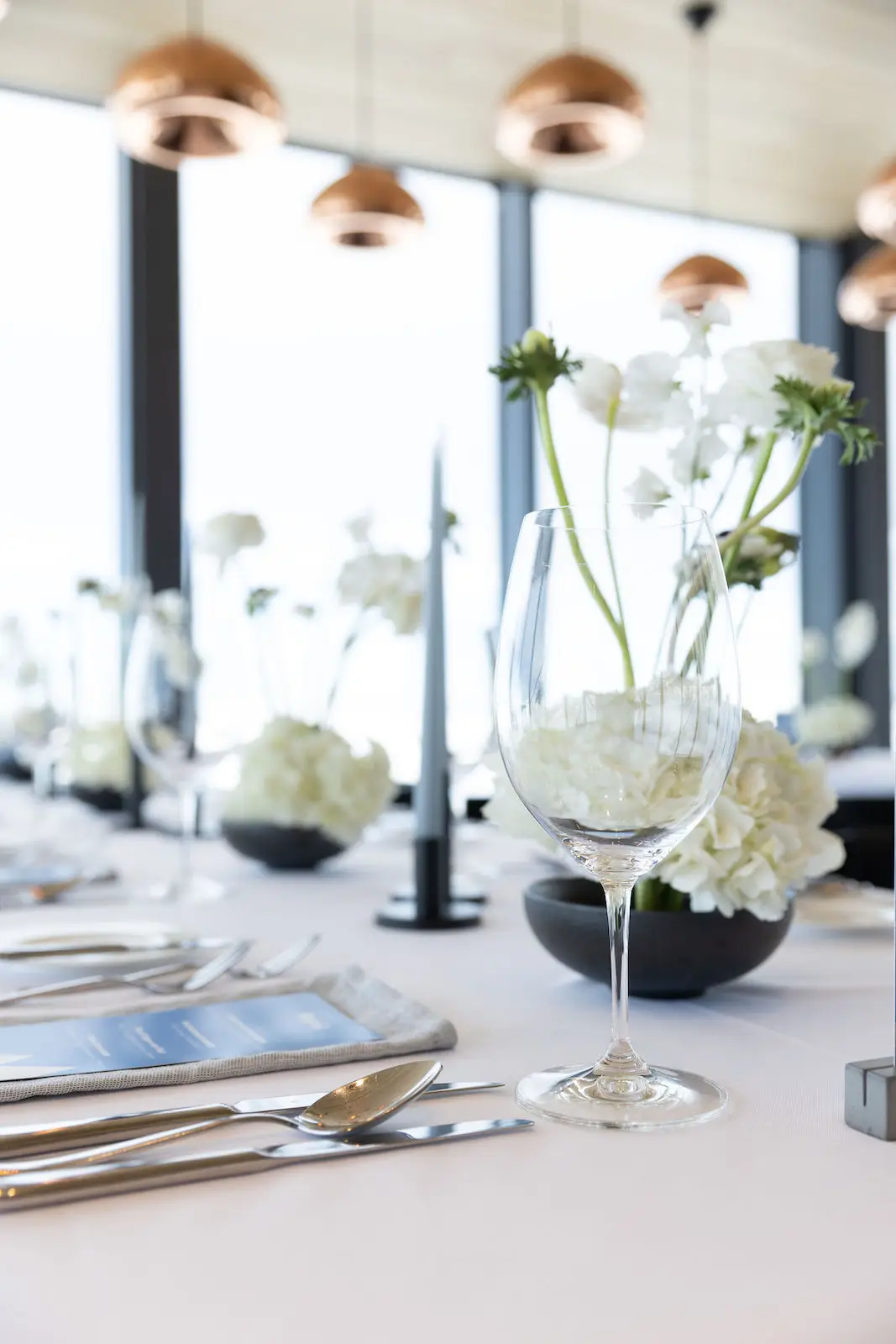 Elegante Winterhochzeit mit futuristischer Architektur – das IceQ als Highlight