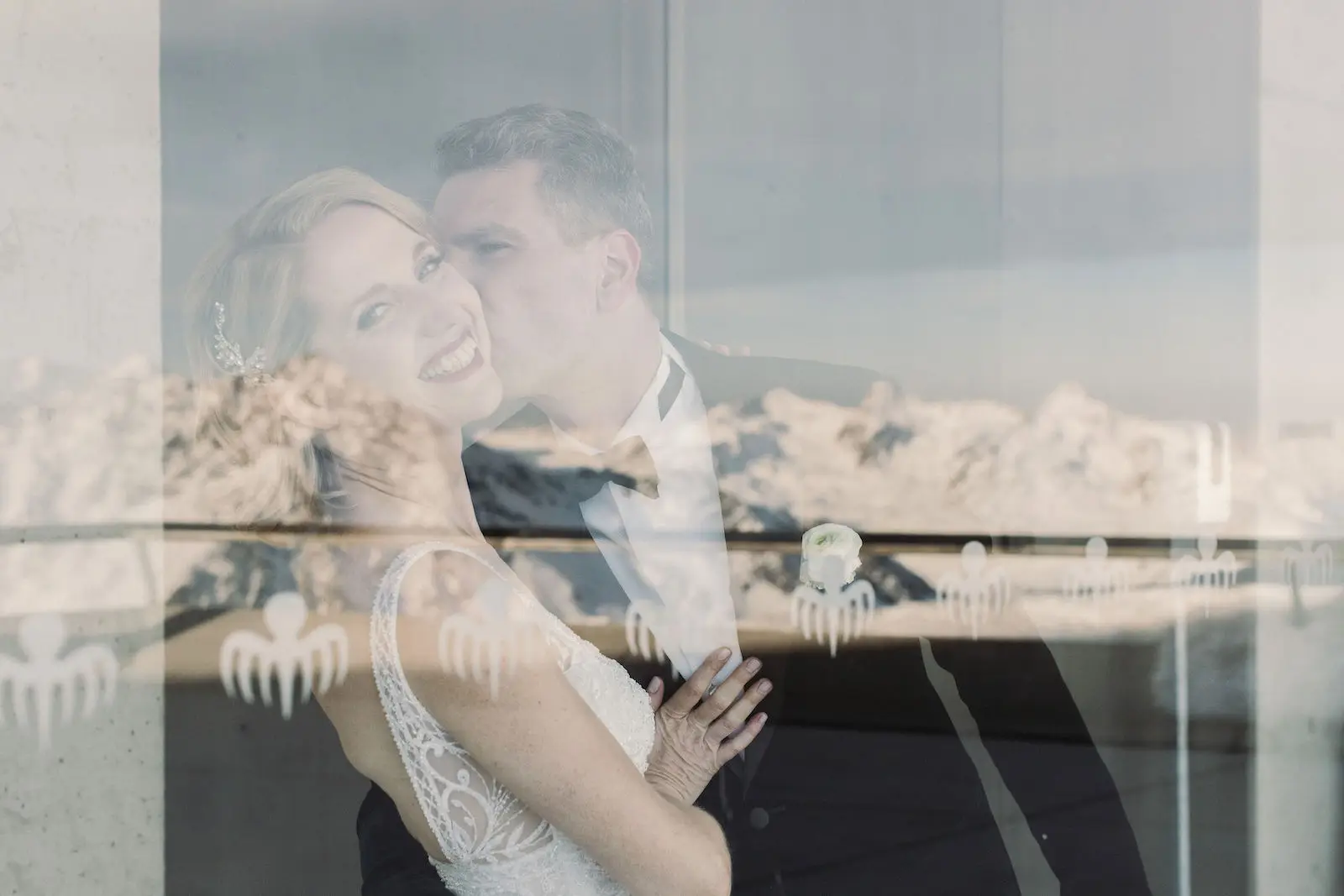 Moderne Hochzeit im Schnee – Brautpaar im IceQ in den Alpen