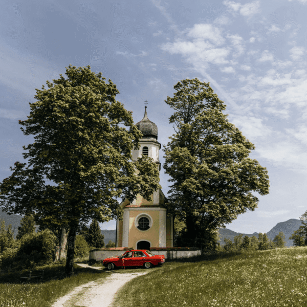 Eine abgelegene Kapelle für eine intime Hochzeit am Walchensee.