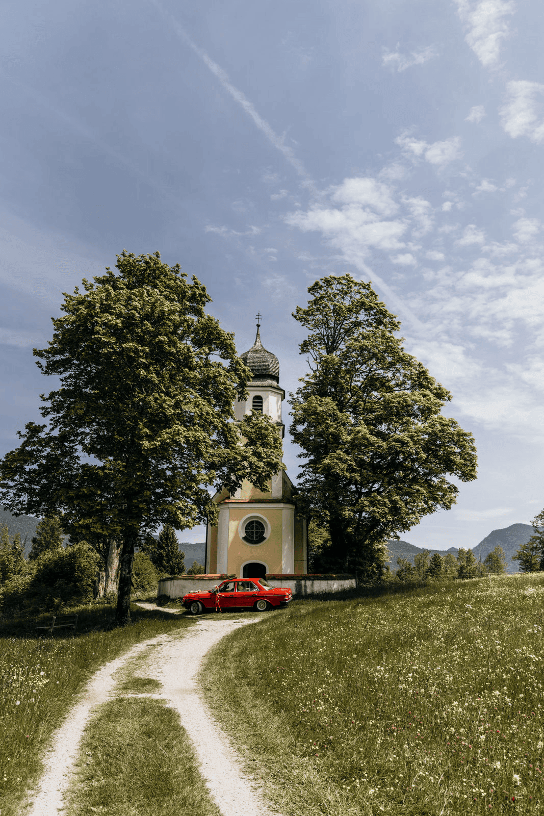 Eine abgelegene Kapelle für eine intime Hochzeit am Walchensee.