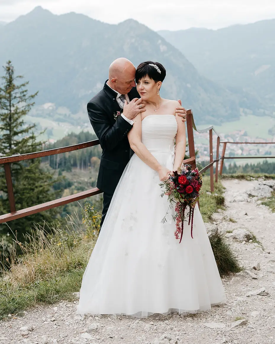 Hochzeitspaar bei Hochzeit nur mit engster Familie