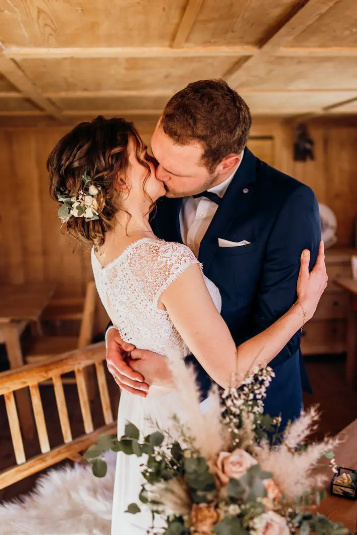 Eine kleine Bauernstube als Standesamt für eine Winterhochzeit zu zweit im Allgäu.